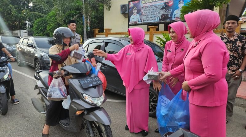 Berkah Ramadhan Polsek Lueng Bata dan Bhayangkari Bagikan Takjil Jelang Berbuka Puasa