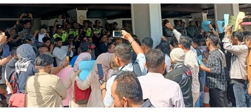 Polisi di Banda Aceh Lakukan Pengamanan Organisasi Wartawan Saat Gelar Aksi Tolak RUU Penyiaran