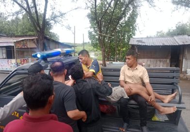 Pria di Banda Aceh Dilarikan ke Rumah Sakit oleh Patroli Polsek Kuta Alam Akibat Tertimpa Pohon Tumbang