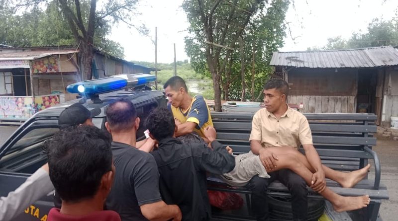 Pria di Banda Aceh Dilarikan ke Rumah Sakit oleh Patroli Polsek Kuta Alam Akibat Tertimpa Pohon Tumbang