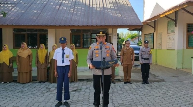 Jadi Pembina Upacara di SMP Negeri 12, Ini yang Disampaikan Kapolsek Kuta Raja Jadi Pembina Upacara di SMP Negeri 12, Ini yang Disampaikan Kapolsek Kuta Raja